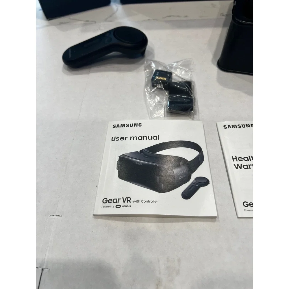 Samsung Gear‎ VR with Controller Powered by Oculus SM-R324 New Open Box